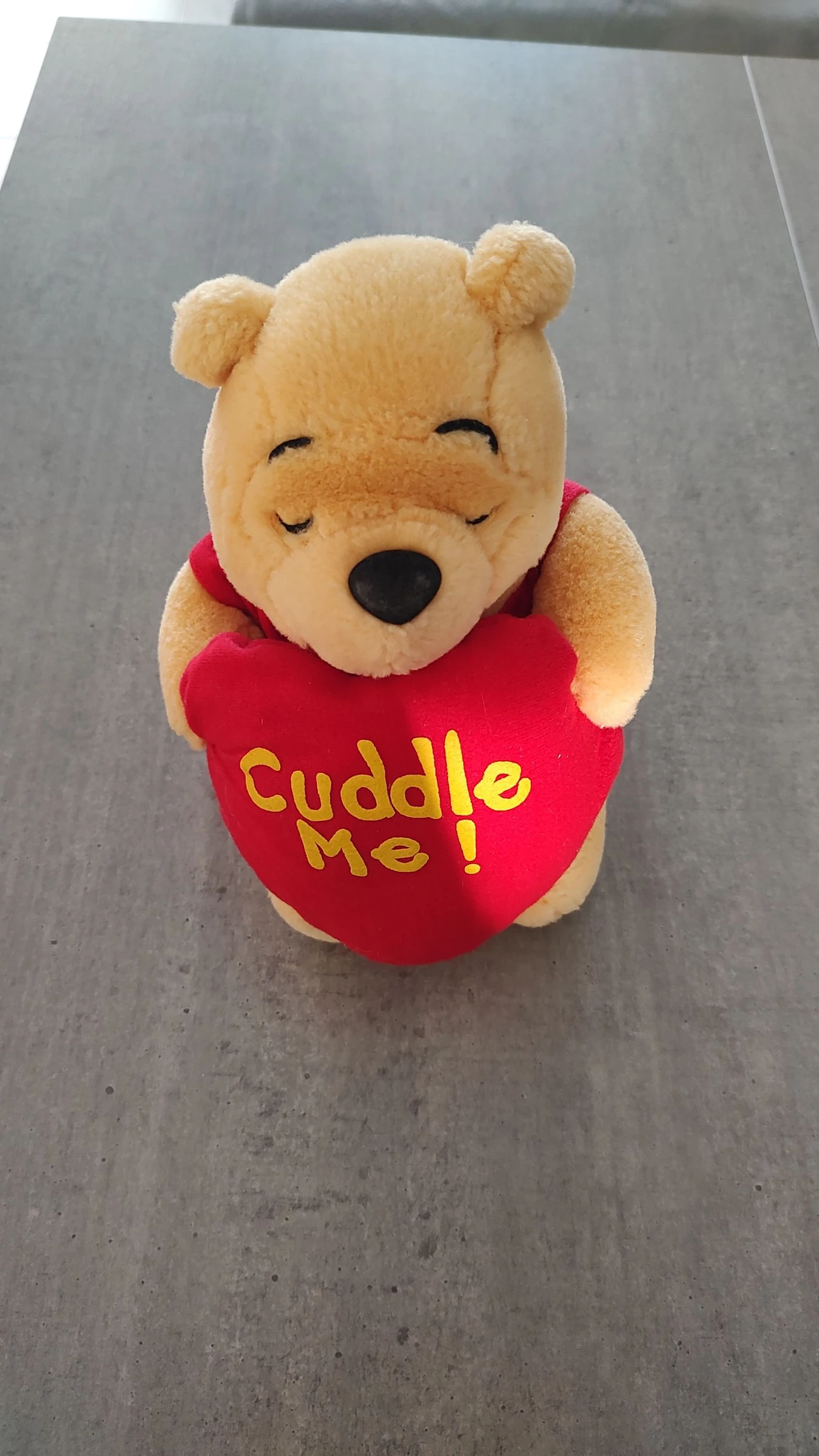 Peluche Winnie l'Ourson qui tient un coeur "Cuddle Me" - Disney